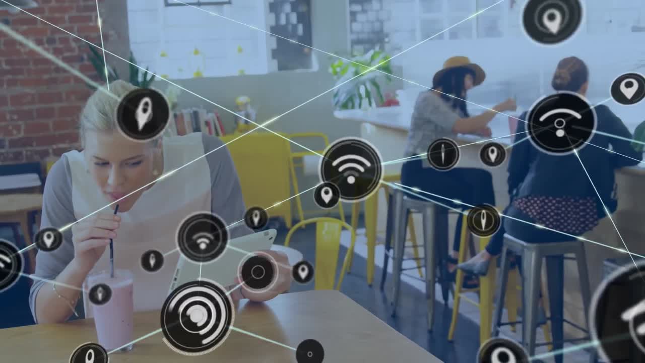 카페에서 태블릿을 사용하여 스무디를 마시는 백인 여성에 대한 디지털 아이콘 네트워크의 애니메이션