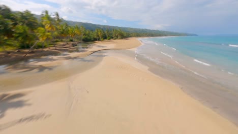 largo vuelo de drone fpv a lo largo de la playa tropical coson playa de arena blanca