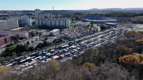 Blick-Zum-Himmel:-Lebhafte-Märkte-Hauchen-Den-Straßen-Von-La-Mosson-In-Montpellier-Leben-Ein