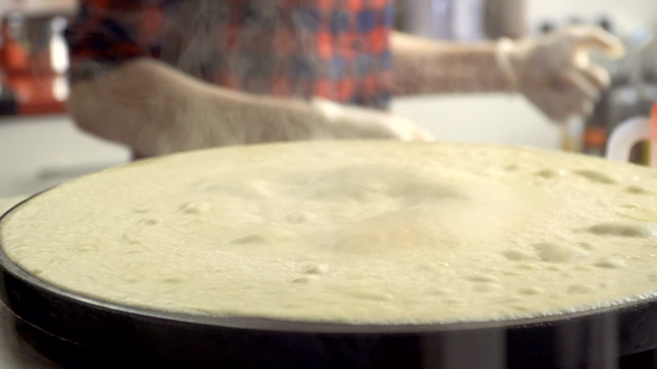 patatas fritas de panqueque a medio hornear en una sartén caliente en un restaurante