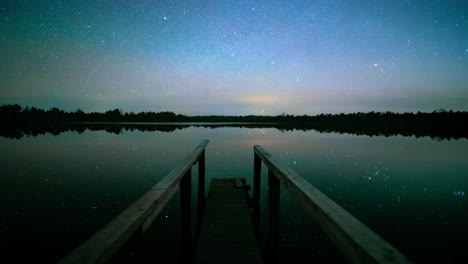 El-Muelle-De-Madera-Conduce-Al-Lago-Que-Refleja-El-Fascinante-Cielo-Nocturno-Estrellado-En-El-Bosque.