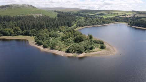 Aerial-High-Pan-über-Dem-Burrator-Reservoir-Im-Nationalpark-Dartmoor,-Devon,-Großbritannien