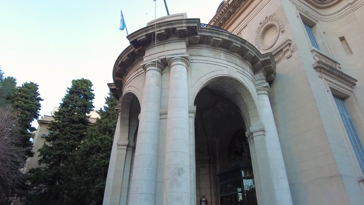 la entrada principal de un palacio francés ahora convertido en museo