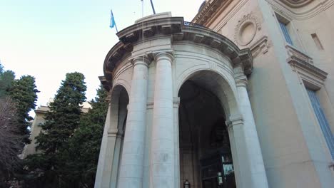 la entrada principal de un palacio francés ahora convertido en museo