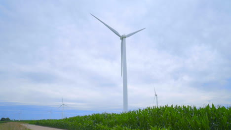 Windturbinen-Auf-Der-Grünen-Wiese.-Ländliche-Landschaft-Mit-Windgeneratoren