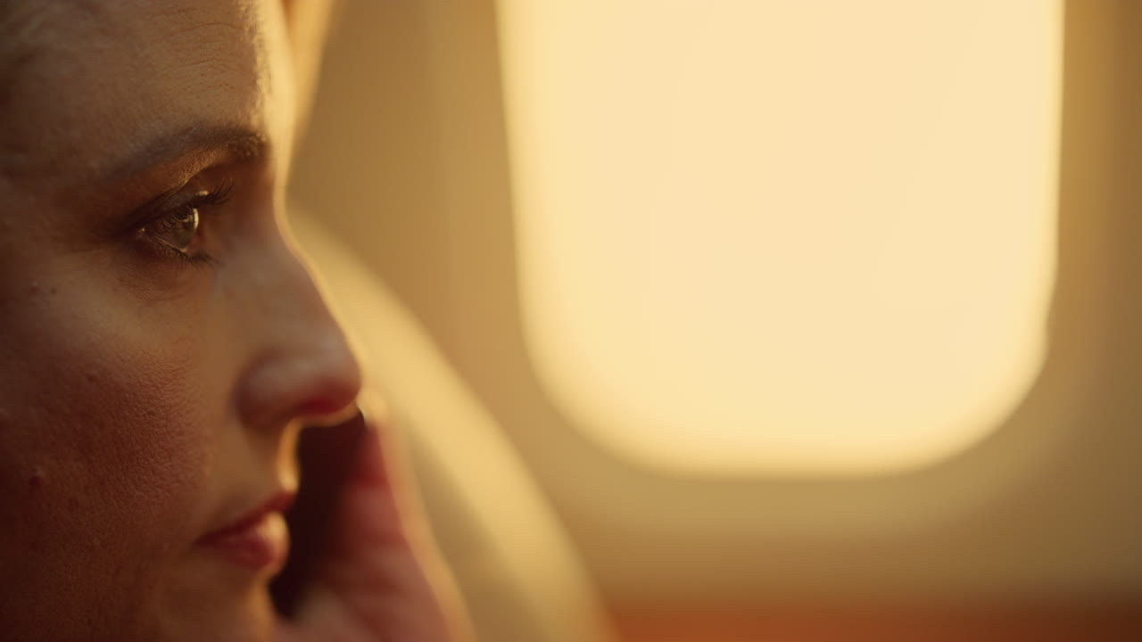 휴대전화로 이야기하는 비즈니스 여성의 초상화. 사설 제트기 클로즈업에 있는 회사 ceo