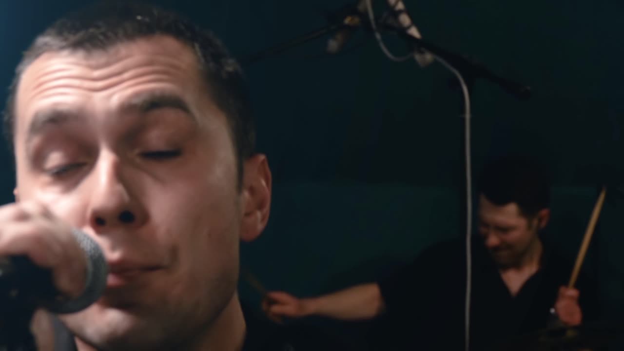 어두운 스튜디오에서 밴드 리허설