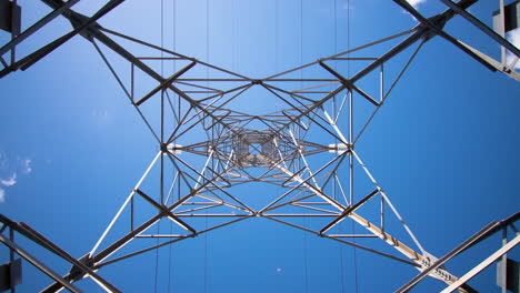 Mirando-Directamente-A-La-Torre-Eléctrica-Desde-Abajo,-Lapso-De-Tiempo,-ángulo-Bajo