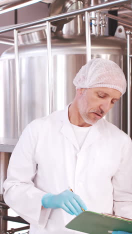 dos trabajadores de una cervecería trabajando juntos