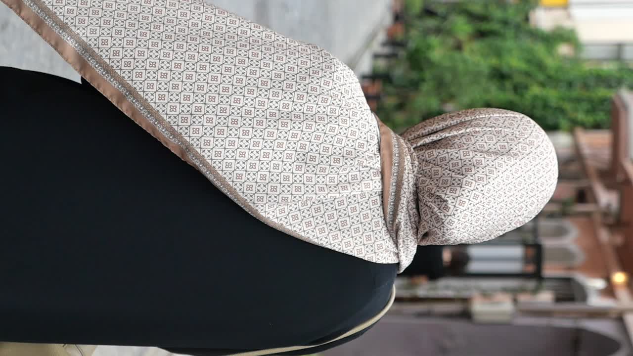 una mujer con un hijab