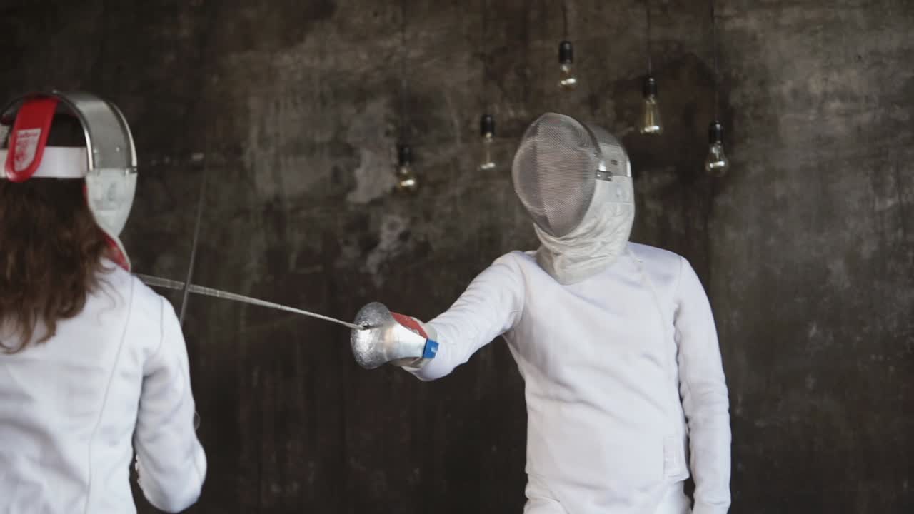 dos esgrimistas en acción