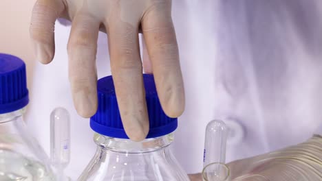 el científico lleva a cabo un experimento químico con precisión y cuidado