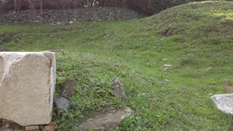 Detalle-De-Una-Tumba-Romana-Con-Esculturas-A-Lo-Largo-De-La-Vía-Apia-En-Un-Día-Soleado