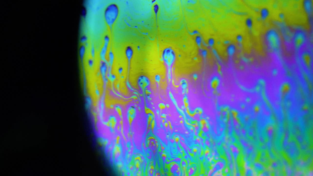 tomas estables de 4k de globos de jabón que muestran los colores del mundo macro a través de una perspectiva microscópica