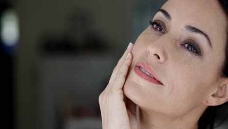 una mujer sensual y hermosa con ojos soñadores.