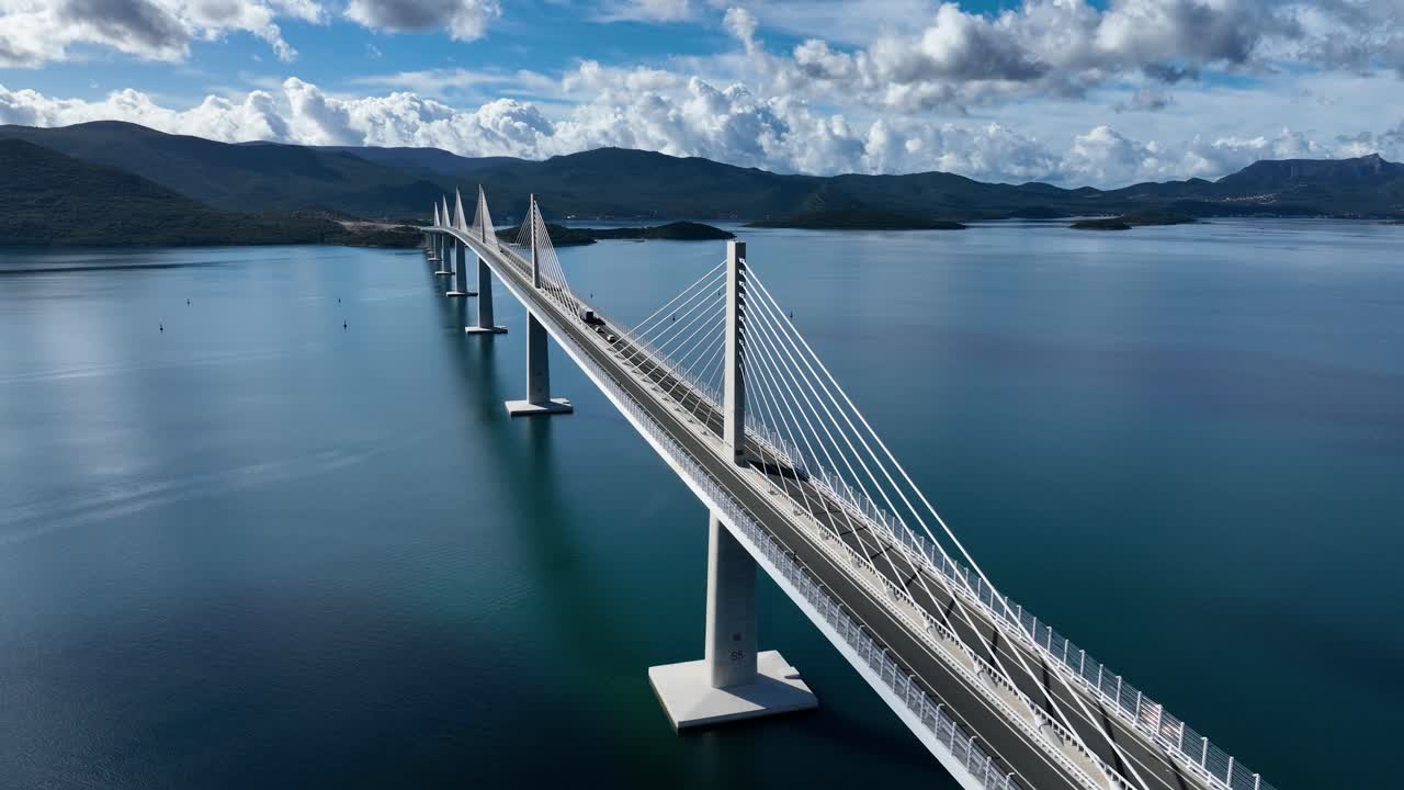 펠레자크 다리 (peljesac bridge) 에 있는 항공기 교통, 두브로브니크 네레트바 카운티 (dubrovnik neretva county) 의 물 위에 있는 케이블 연결, 크로아티아