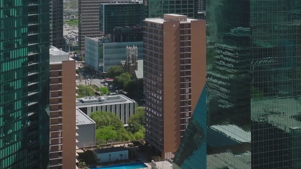 Vista del centro di Dallas dal cielo che mostra edifici e aree verdi