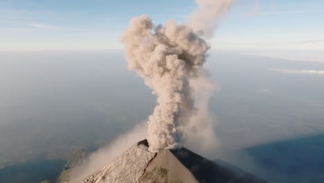 Aérea:-Fuerte-Actividad-Volcánica-Del-Volcán-De-Fuego-Activo-En-Guatemala-Durante-El-Amanecer