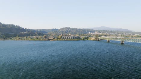 Vista-Aérea-Sobre-El-Río-Columbia-Viendo-Hood-River-Oregon-Y-Mt