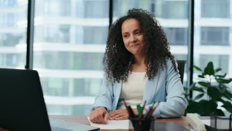 Woman-amazed-financial-results-reading-report-on-laptop-closeup.-Girl-smiling