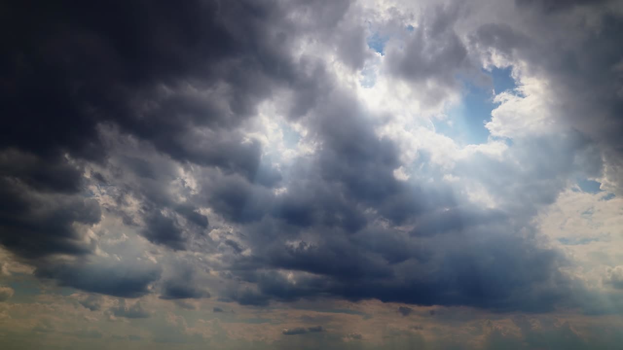 비가 오기 전의 어두운 폭풍우 하늘의 시간 경과