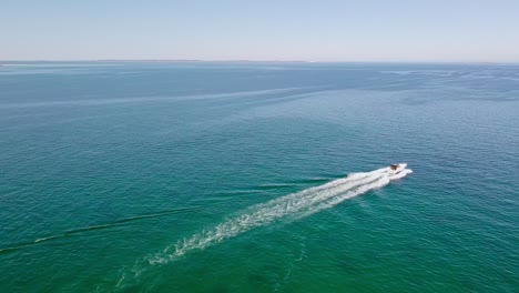 spray baila en el aire mientras el barco avanza con una emocionante sensación de velocidad
