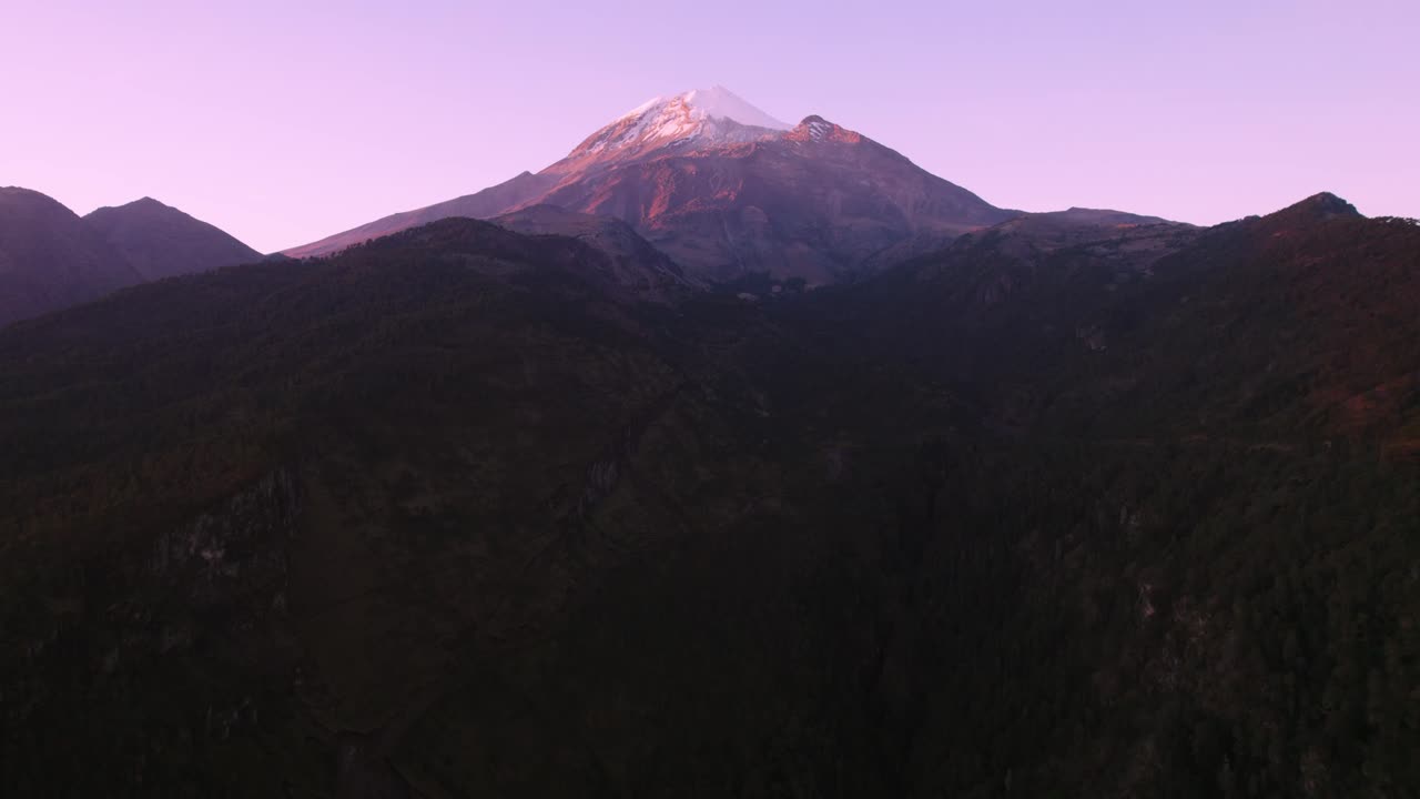 imágenes de drones del volcán pico de orizaba en la mañana, antes del amanecer