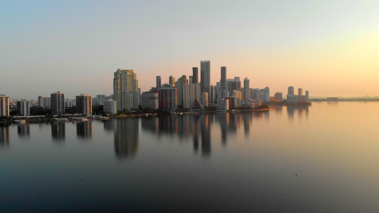 Tomada de drone movendo-se para a esquerda do horizonte de Miami