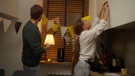 pareja celebrando una fiesta en la cocina