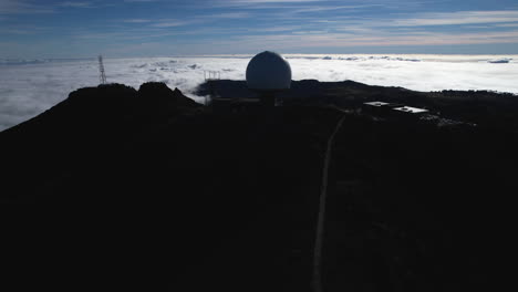 Maravillosa-Toma-Aérea-Al-Atardecer-Y-En-órbita-Sobre-El-Radar-Militar-Ubicado-En-Pico-Arieiro-En-Madeira,-Portugal