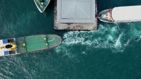 ferry que sale de la marina