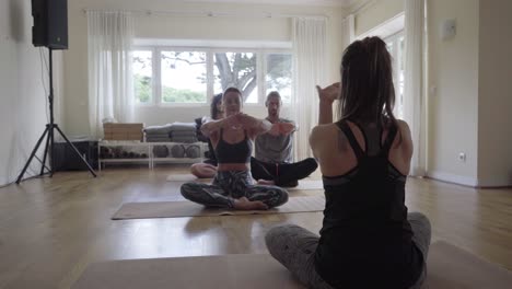 Yoga-Gruppe-Trainiert-Drinnen