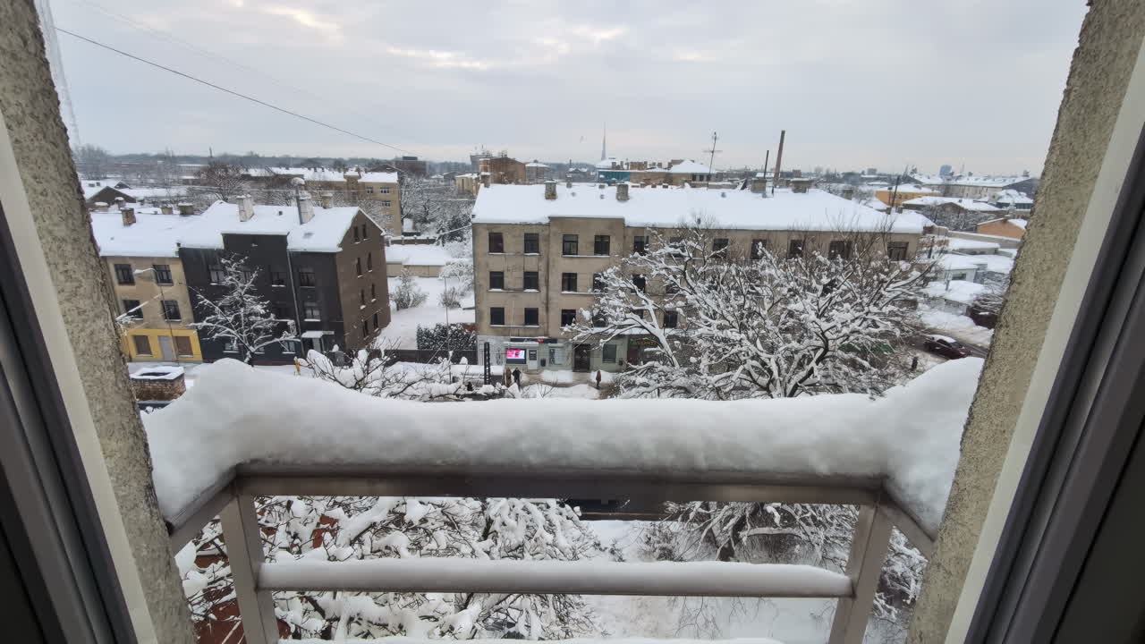 발코니 레일링에 눈이 쌓여, 느린 움직임은 색의 오래된 이웃 산업 건물로 밀어