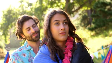 hombre hipster abrazando a su novia