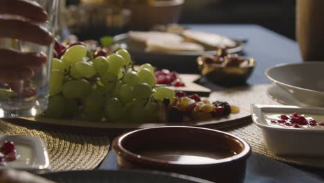 mesa familiar musulmana en casa preparada para la comida iftar rompiendo el ayuno diario durante el ramadán 2