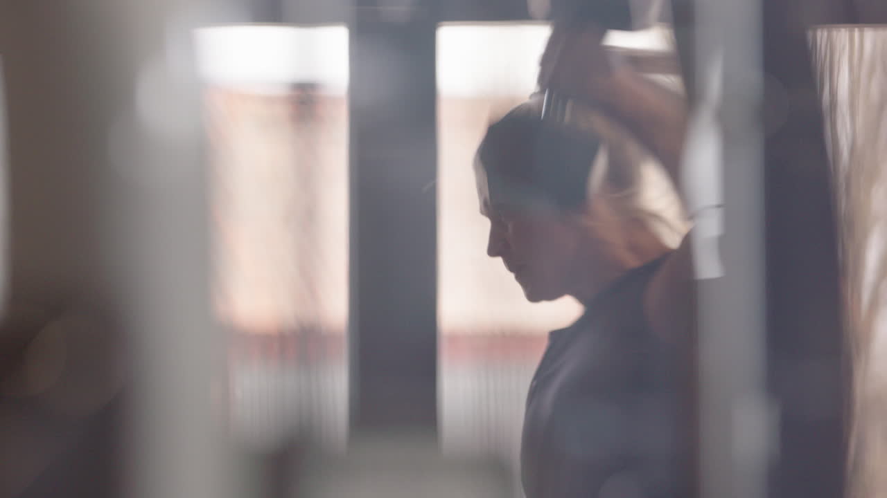 체육관에서 덤벨 파워 스을 하는 스웨덴 피트니스 인플루언서의 프로필 사진