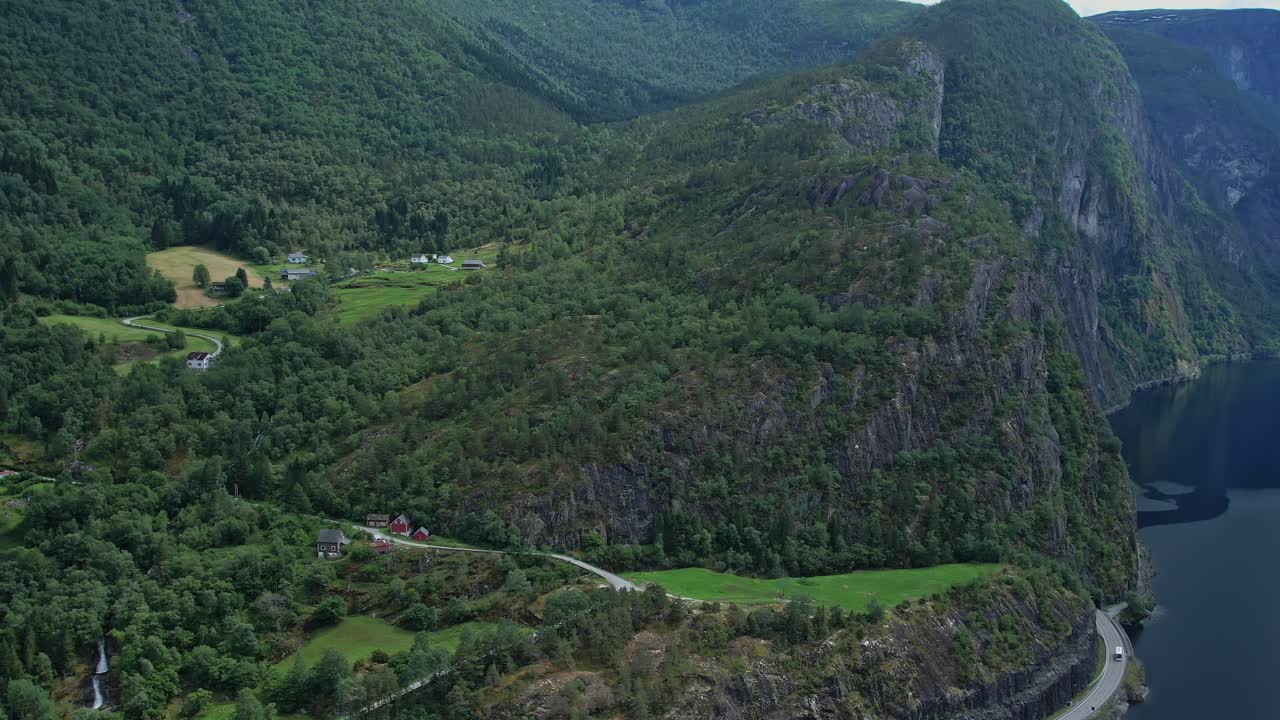 Smuk luftfoto af norsk landskab med grønne bakker og klipper