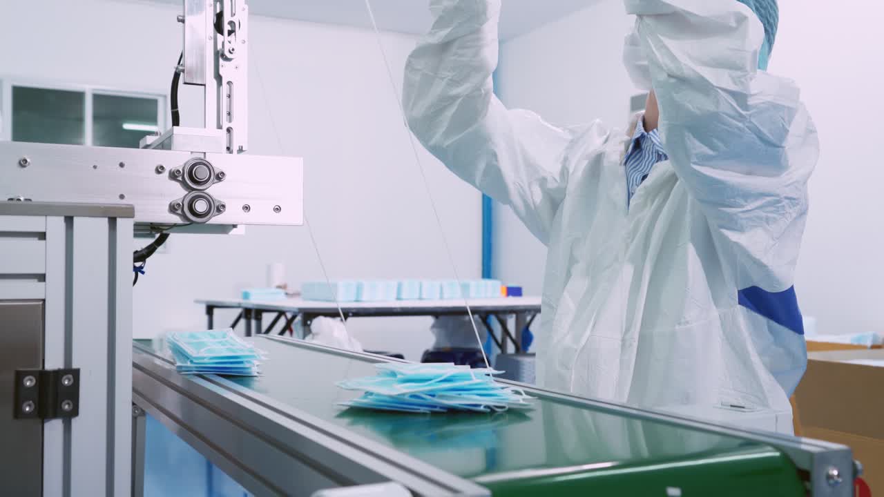 Línea de producción de máscaras faciales en una fábrica moderna