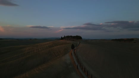 antena vespertina de val d'orcia y pienza, famoso valle natural y ciudad medieval de la toscana cerca de las icónicas siena y florencia, italia, cerca de la zona de vinos y viñedos de chianti, vista desde arriba