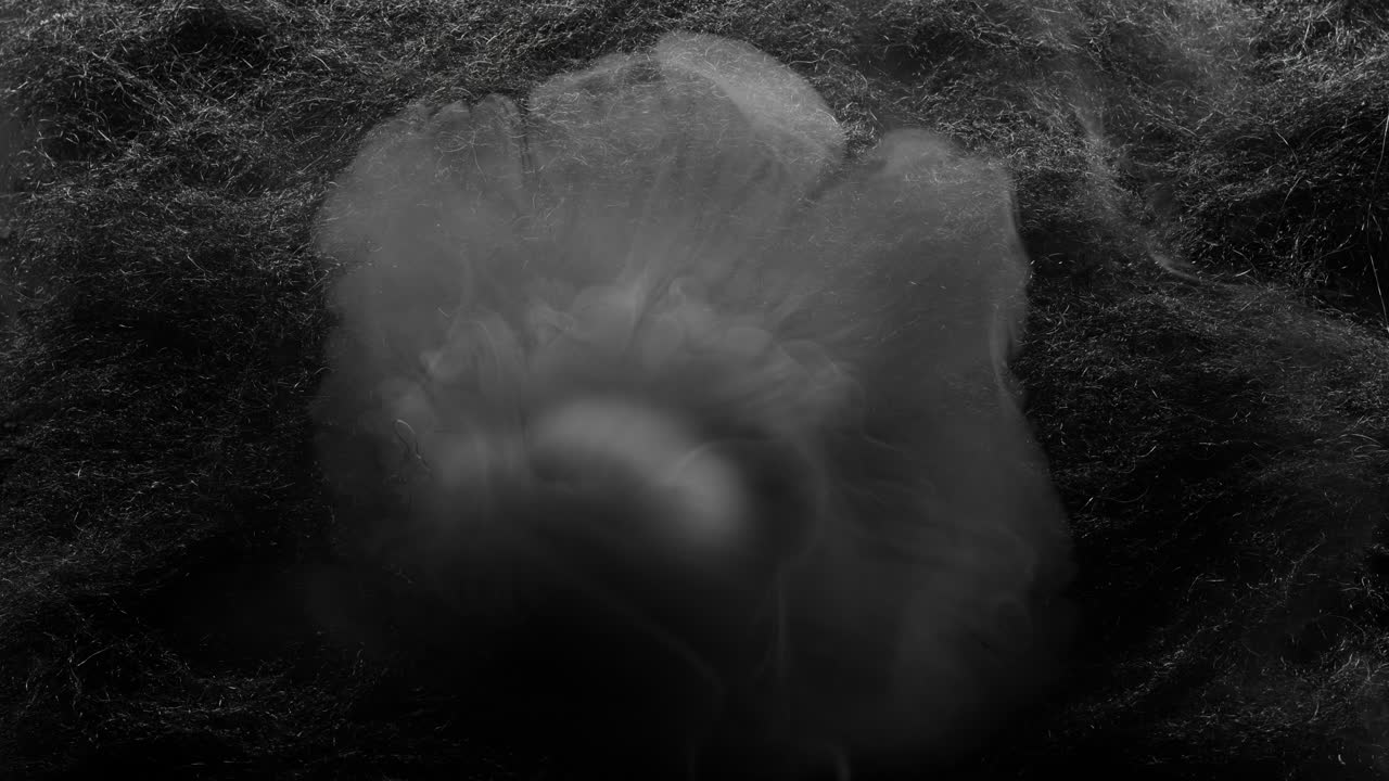 안개의 꾸준한 흐름이 어두운 의 웹에서 터져 나옵니다.