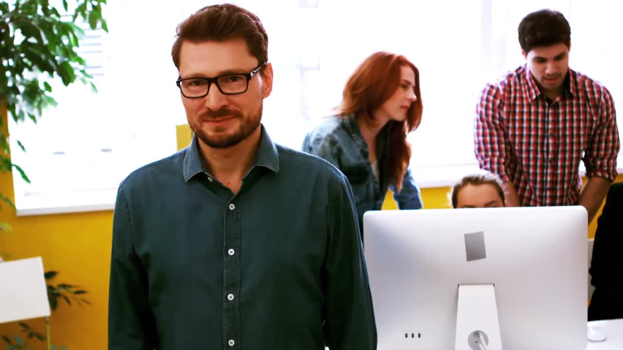 ejecutivos de negocios sonriendo en la sala de conferencias