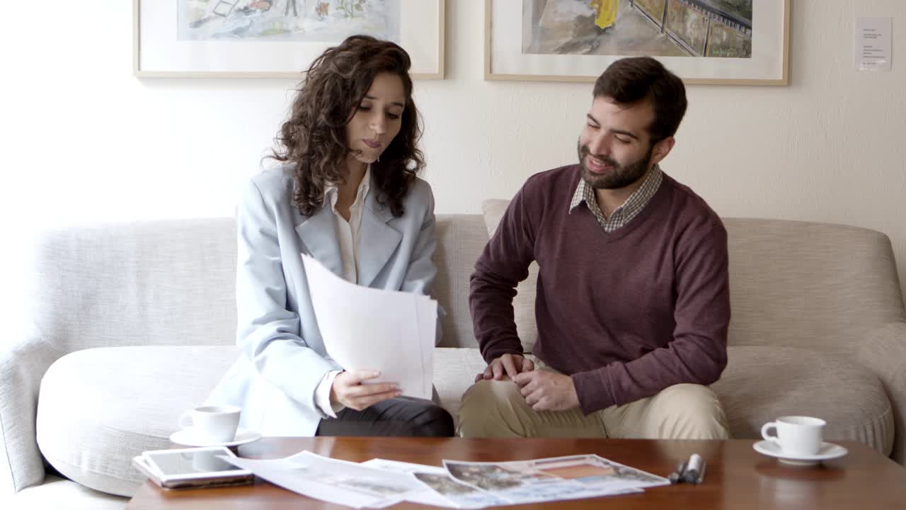 vista frontal del propietario de la casa concentrada mirando el plano