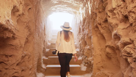 una mujer explorando un túnel.