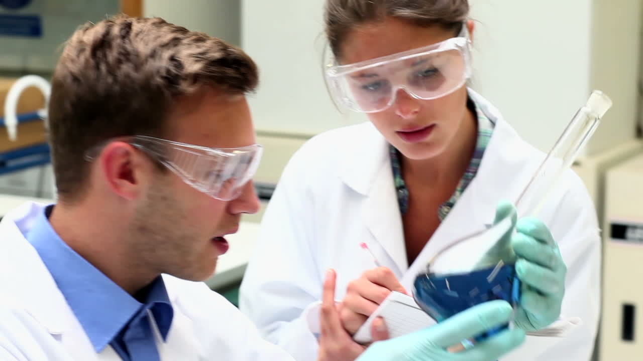 estudiantes de ciencias enfocados examinando química