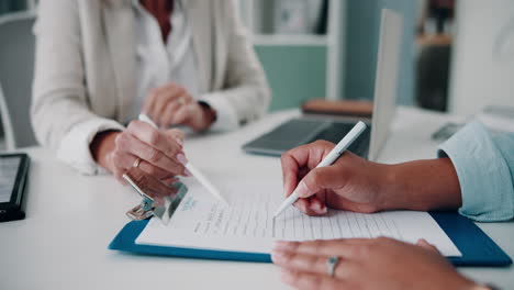 mujer llenando un formulario en un hospital