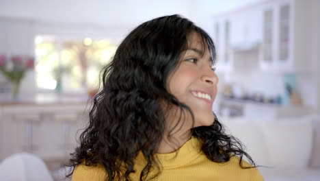 Retrato-De-Una-Feliz-Adolescente-Birracial-Con-El-Pelo-Largo-En-Casa,-Cámara-Lenta