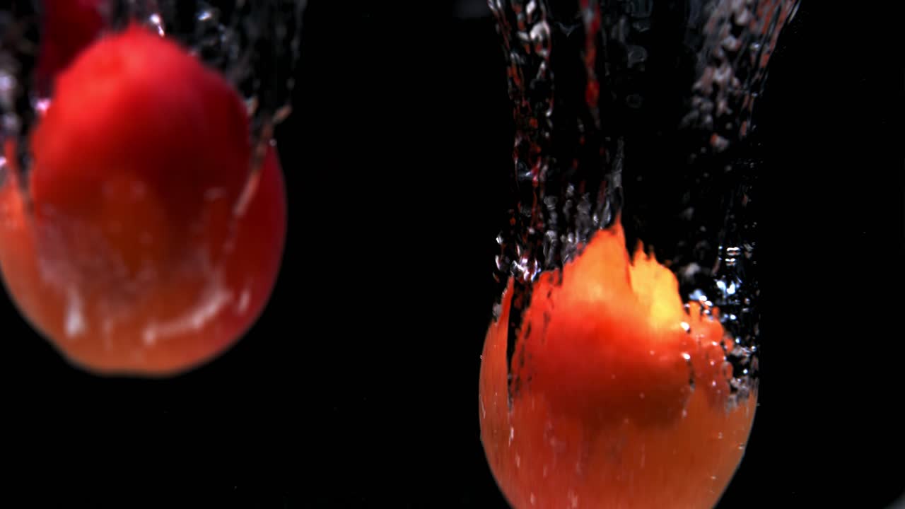 albaricoques salpicando en el agua