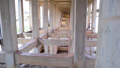 vista panorámica a través de la pared del puente abandonado y en desuso cerca de hampi, india
