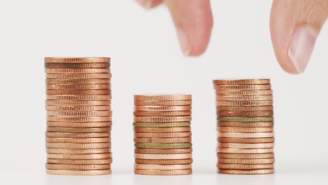 en primer plano, coloque las monedas en la pila con los dedos.