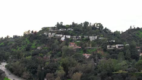 Expensive-homes-on-a-hillside-in-a-Pasadena,-California-neighborhood---aerial